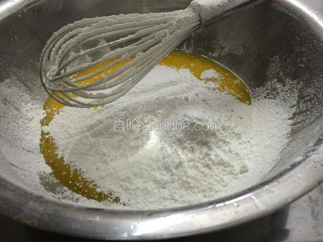 加过筛低粉搅拌均匀.不要过分搅拌