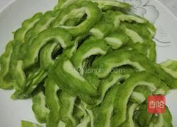 苦瓜炒蛋的做法图解2
