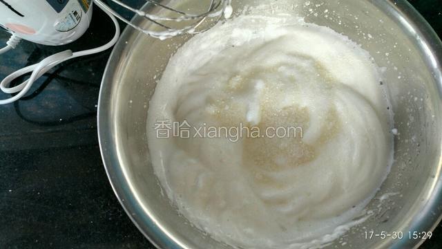 在次加入20克白砂糖，接着用打蛋器开打。