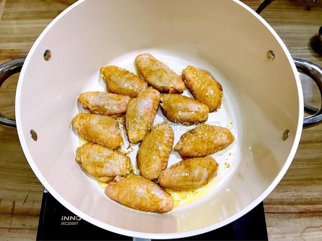 下鸡翅煎至金黄色