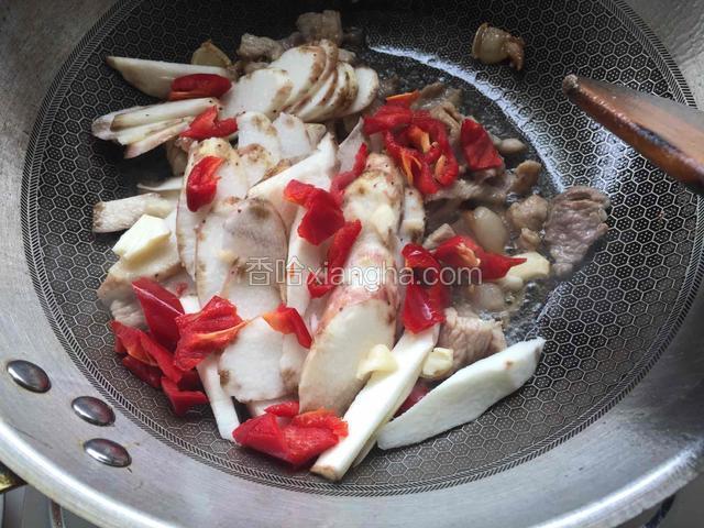 加入山药和辣椒大蒜.翻炒均匀