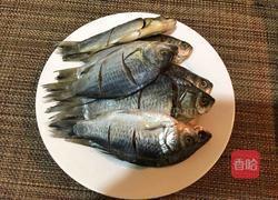 香煎小鲫鱼的做法图解1