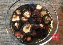 香菇蒸鸡腿的做法图解1