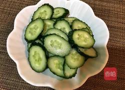 蒜香黄瓜片的做法图解1