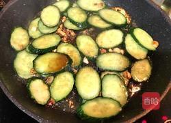 蒜香黄瓜片的做法图解5