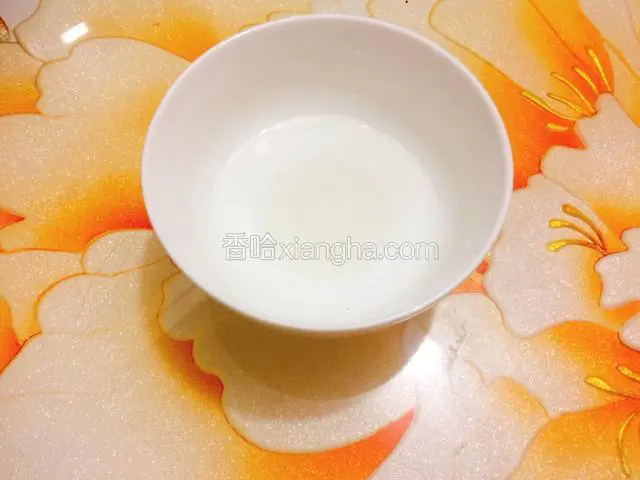 取一个小碗倒入十克温水，然后倒入5克白砂糖。