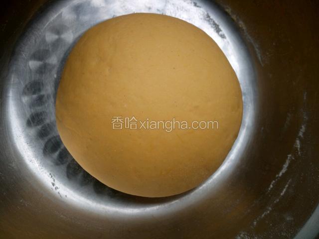 面粉加水和成光滑的面团