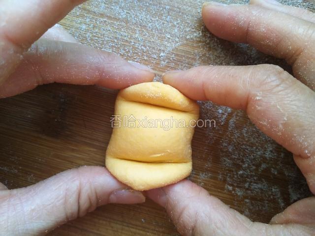 将摁扁的两头竖起