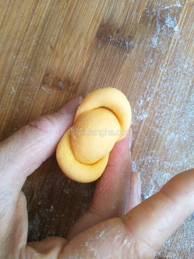 换个方向往中筋紧，捏出金元宝的形状