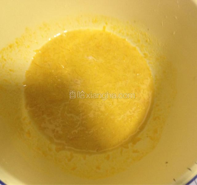 把牛奶倒入南瓜泥当中，用蛋抽搅拌均匀