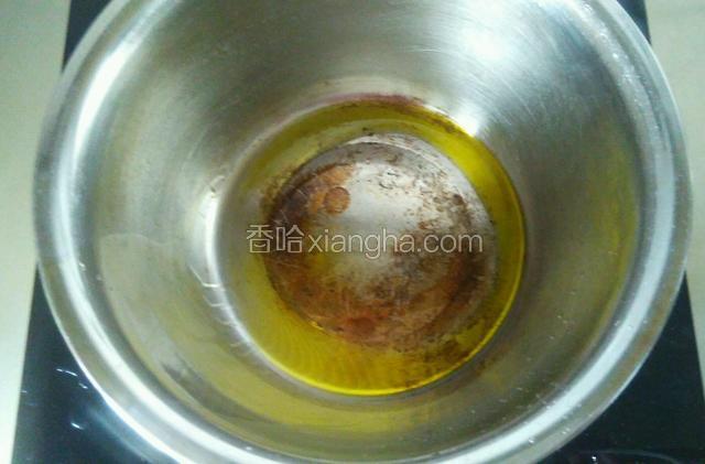 锅烧热，加适量的食用油
