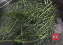 烧腩炒龙须菜的做法图解1
