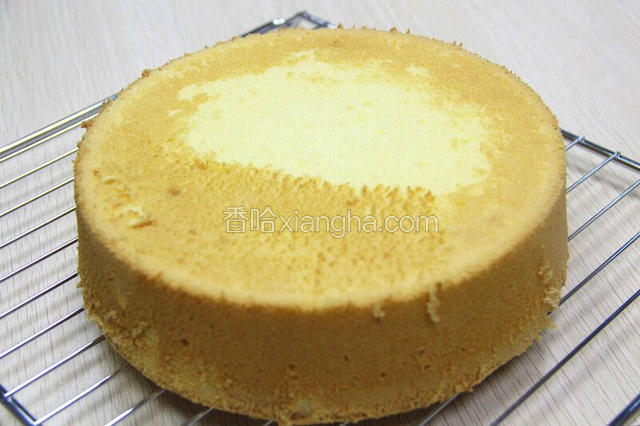 首先做好一个8寸的戚风蛋糕，将蛋糕切开3~4片，或者是用蛋糕卷的蛋糕底