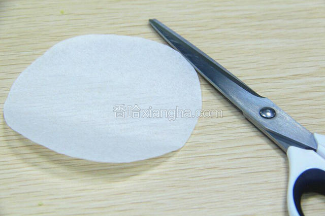 然后用圆形的4寸或6寸慕斯模具压出圆片，再用油纸剪出一片稍微比蛋糕圆片大一点的圆形纸张