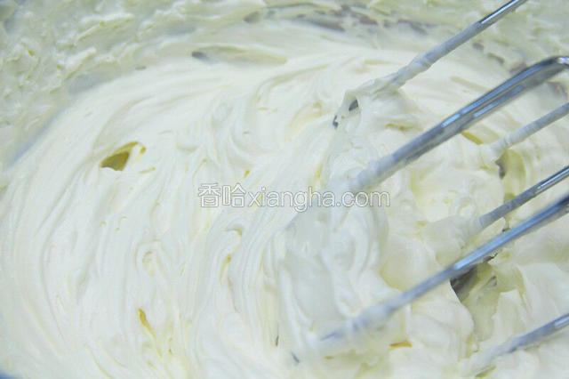 淡奶油加糖粉打发至稍微流动有纹路出现