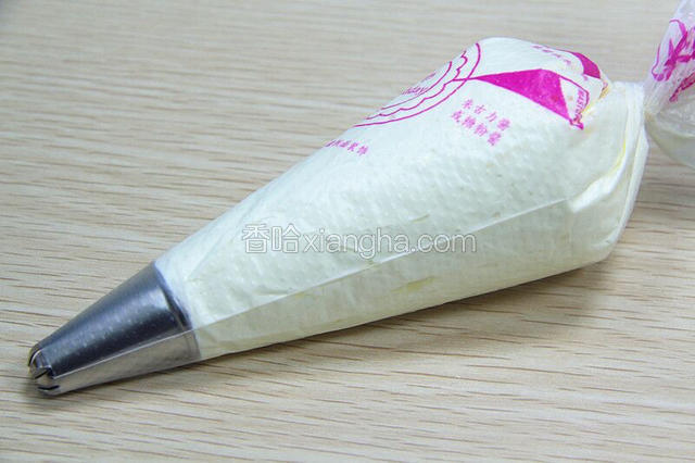 装入打发好的淡奶油