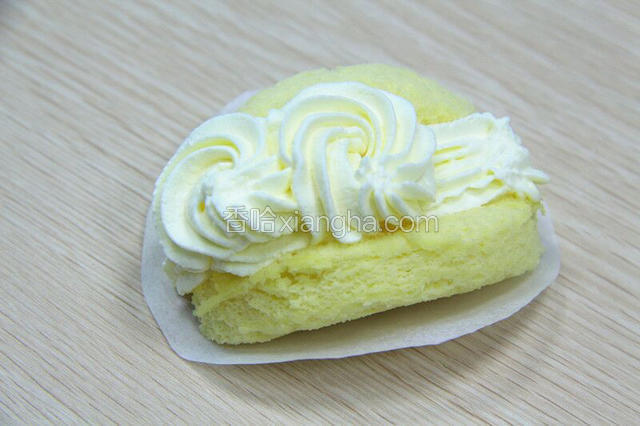 垫上油纸后再按照挤曲奇的手法挤出花纹