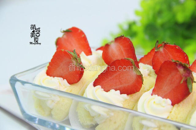 再将做好的简易蛋糕拼接起来，插上对半切开的草莓即可