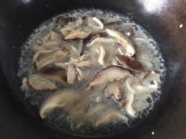 再加入香菇丝炒匀，加少许盐，添入两碗清水，烧沸即成鸡丝汤；