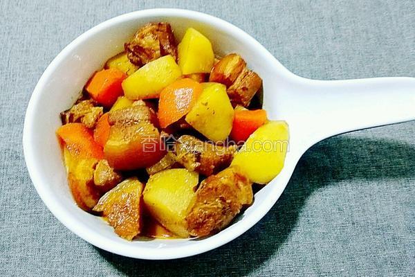 土豆胡萝卜炖五花肉