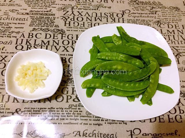 荷兰豆去筋洗净、蒜切碎备用