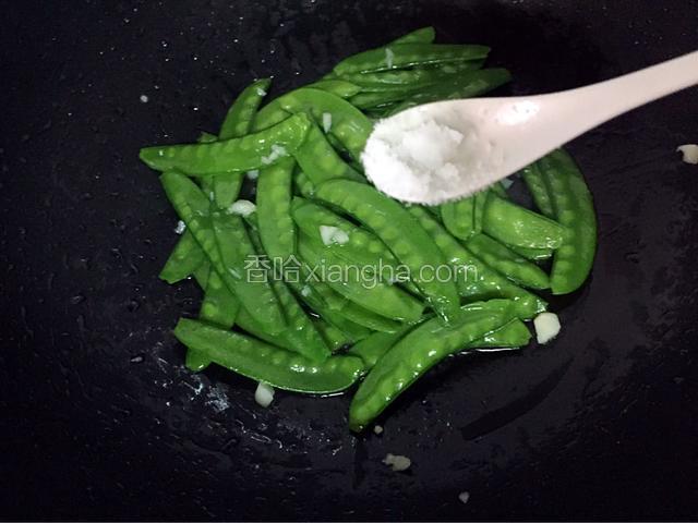 加入适量的盐和鸡精翻炒均匀即可出锅