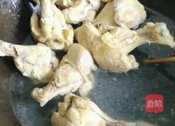 毛豆炖鸡翅根的做法图解2
