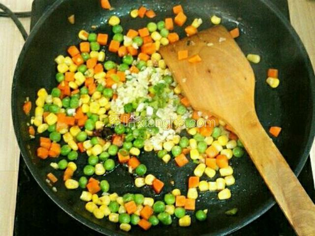 把什锦玉米豆子之类的炒熟，盛出备用。