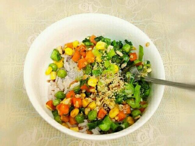 盛出一碗米饭，加入配菜，撒上自制干葱粉，拌匀即可