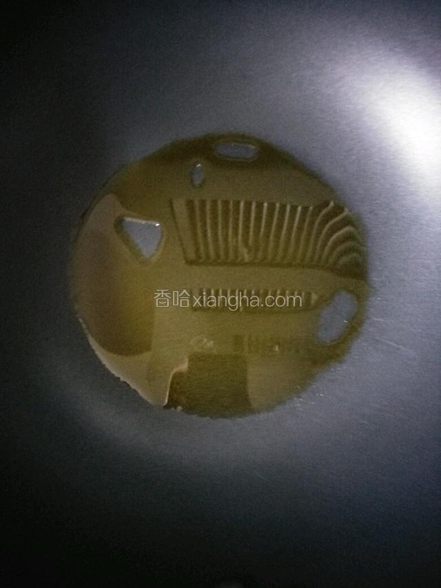 锅中倒入少量的油（我这有点多了）