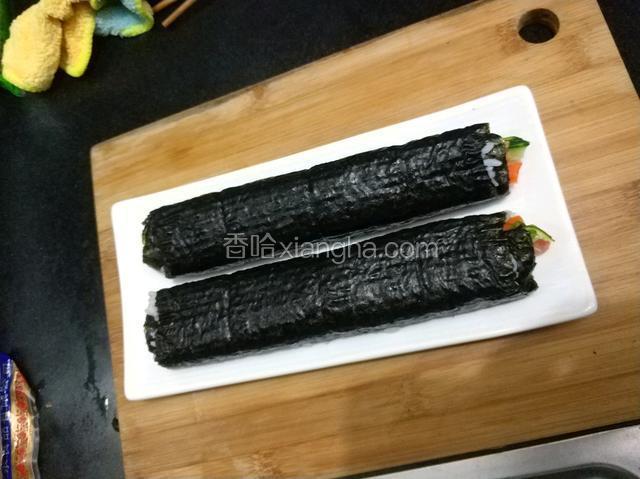 米饭尽量铺的薄一点，用手沾点冷开水操作更方便，