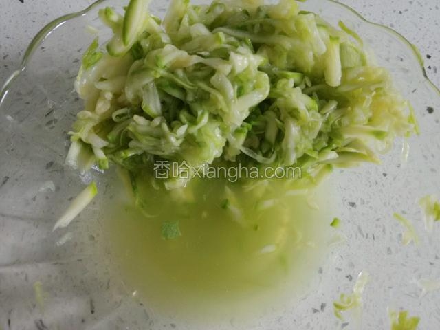 用盐腌制10分钟，煞出水分