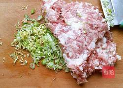 猪肉香菇馅馄饨的做法图解2