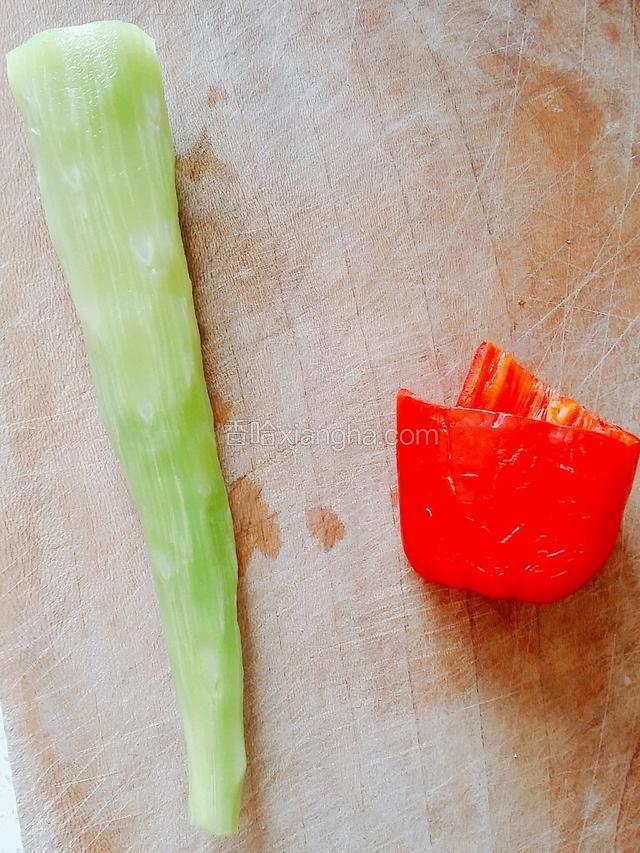 莴笋去皮，冲洗干净备用