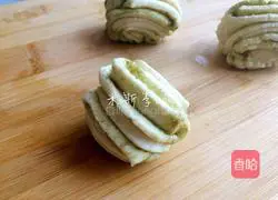 Illustration of how to make sweet bean noodle flower rolls 17