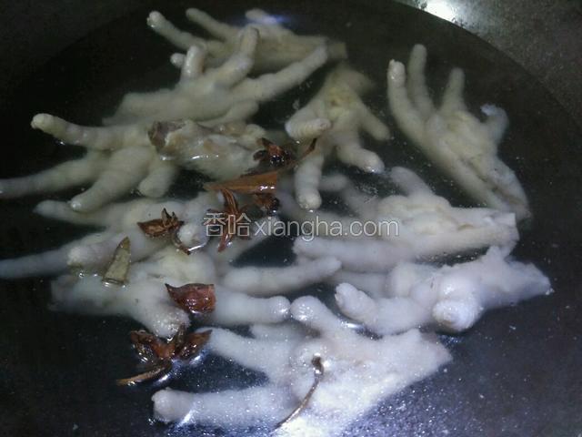 重新换干净水，加入鸡爪，八角桂皮大火煮开，将鸡爪煮熟