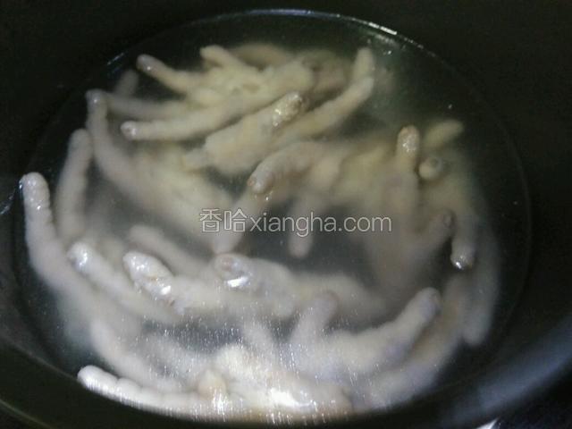 煮熟鸡爪捞起快速放入准备好凉白开中，过凉捞起备用