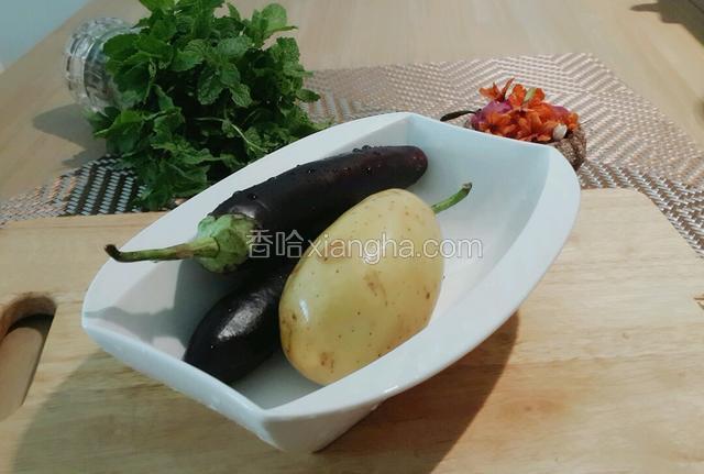 茄子土豆洗净备用