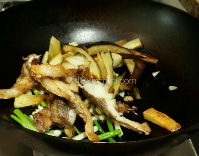 倒入鱼肉，土豆和茄子