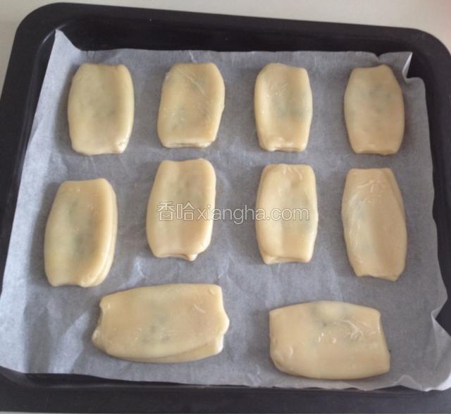 全部做好后放入铺好油纸的烤盘中，烤箱210度预热