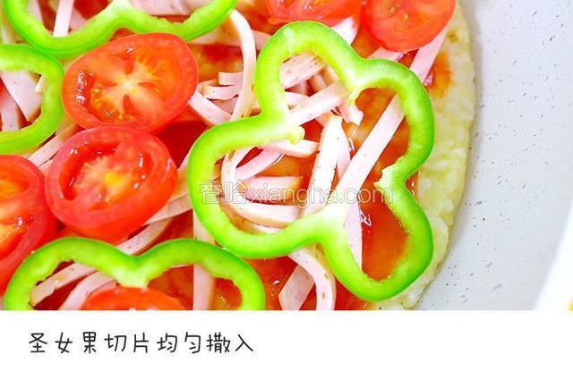 香肠切丝均匀撒入，青椒切片均匀放入，圣女果切片均匀放入，再均匀撒入芝士

宝餐提示：披萨的馅料可以用任何宝宝喜欢的