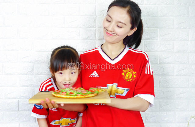 
宝餐美厨娘-巧妈
奚纬，宝餐一顿联合创始人之一。曾任中央电视台《天天饮食》节目总导演，《家有妙招》节目外景主持人，参与了上千道菜肴的制作，发明了几十种生活妙招。

宝餐美厨娘-萌娃
妞妞，宝餐一顿御用小麻豆，一岁登上《时尚芭莎》，获得2016“中国儿童”风采模特大赛全国十大风采奖，拍摄广告“美素佳儿”、“伊可新”、“龙牡壮骨颗粒”。