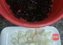 云耳炒鲜百合的做法图解2