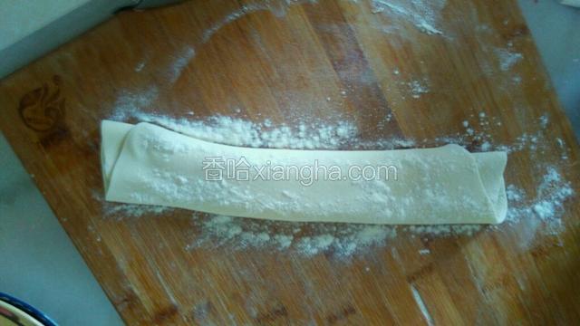 撒上一成面粉，卷成卷