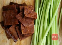 凉拌香芹豆腐干的做法图解2