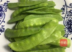 荷兰豆炒甜肠的做法图解1