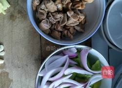 青椒炒大肠的做法图解1