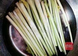 冰镇芹菜杆的做法图解1