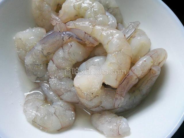 把虾仁洗净用盐和黄酒腌制一下