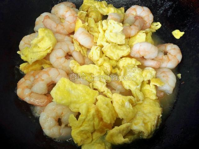 把虾仁鸡蛋翻炒均匀入味即可出锅